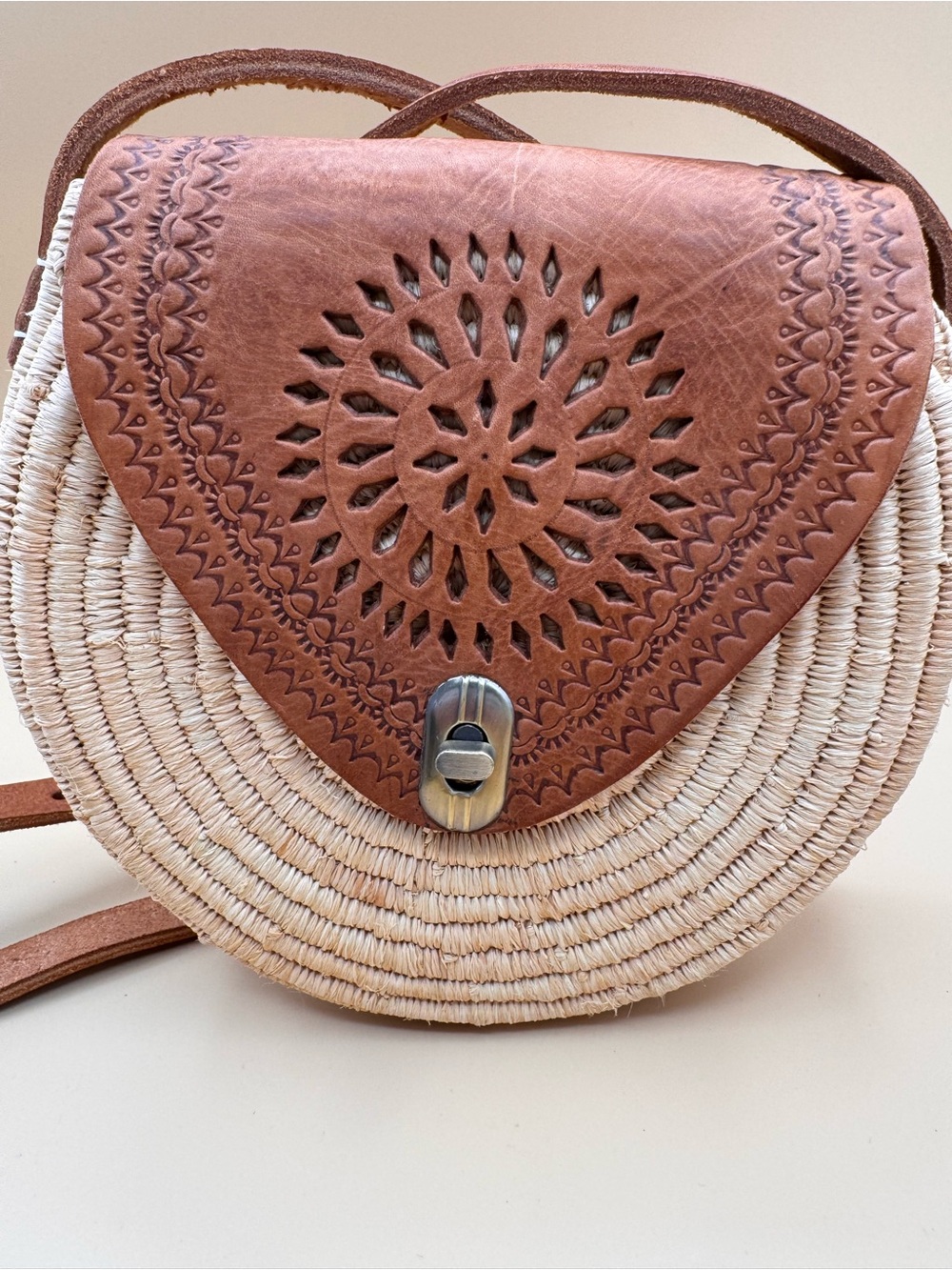 Source Unknown Beige Woven Round Crossbody with Brown Leather Flap - Picture 2 of 14